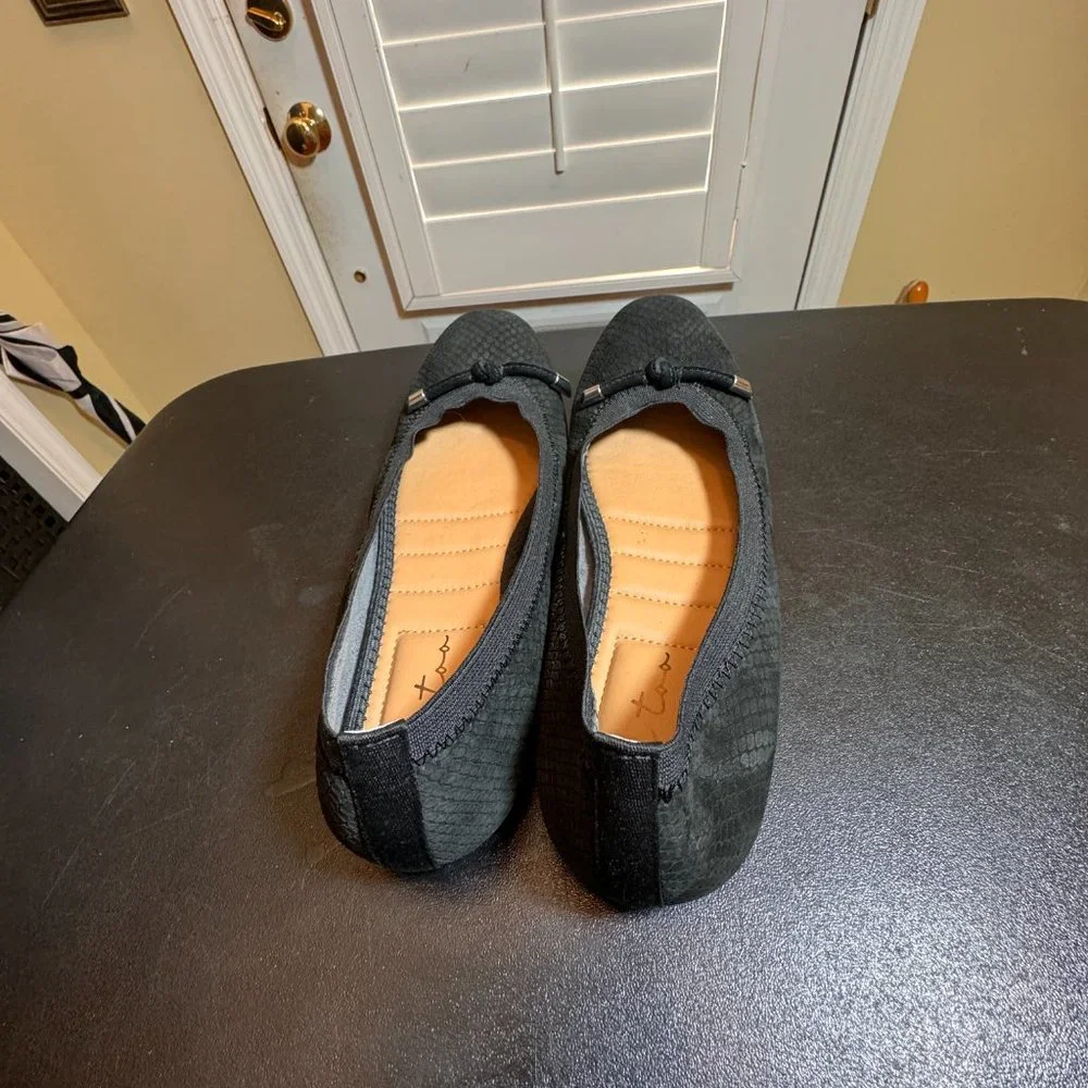 Me Too size 7.5 black leather flats
